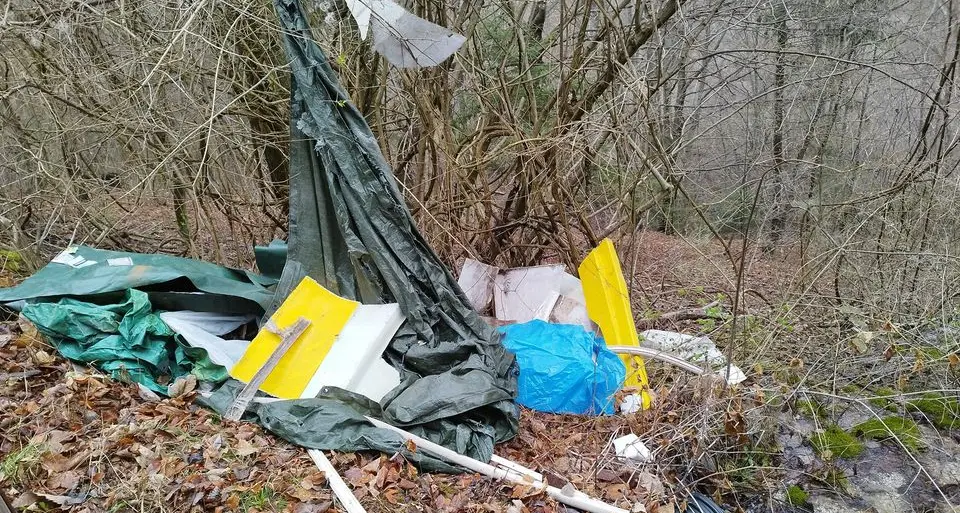 Sardagna, rifiuti abbandonati lungo la strada per Camponzin