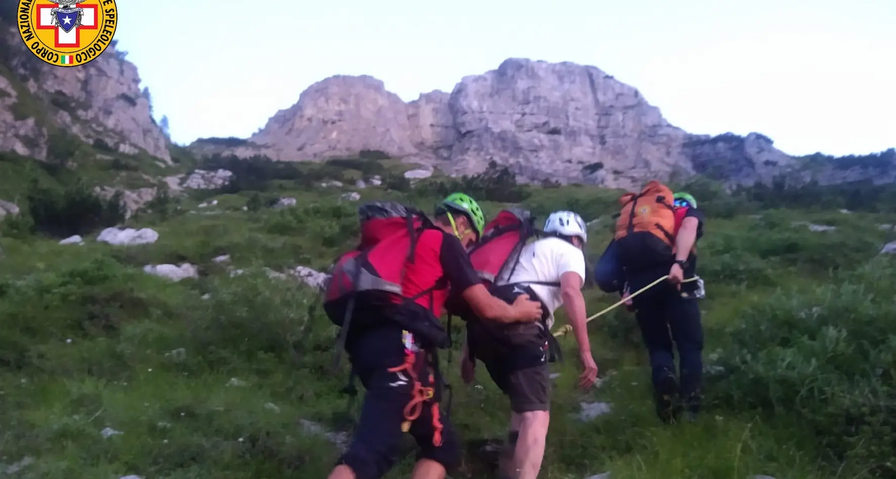 A 80 anni da solo sul Pasubio finisce del dirupo: guida i soccorritori col fischietto