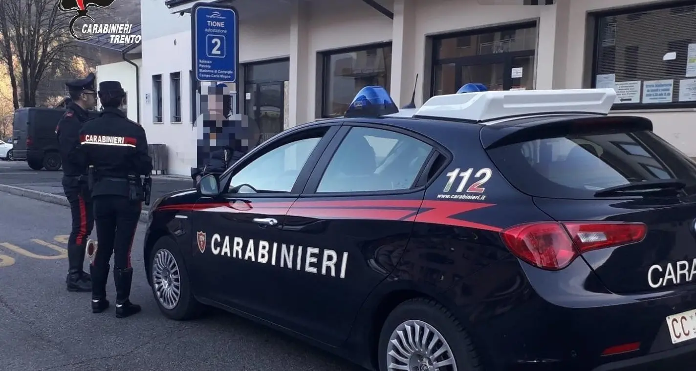 Denunciati cinque ragazzi di Tione per spaccio nelle scuole