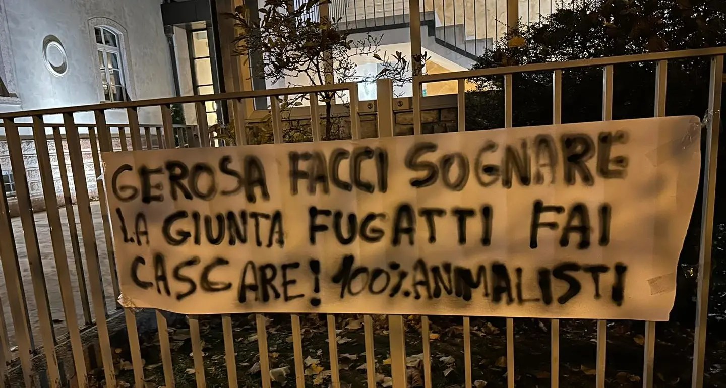 Gerosa replica allo striscione animalista che la riguarda: “FdI costruisce, non distrugge”