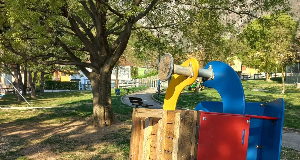 Ravina, vandalizzati i giochi per i bambini al parco