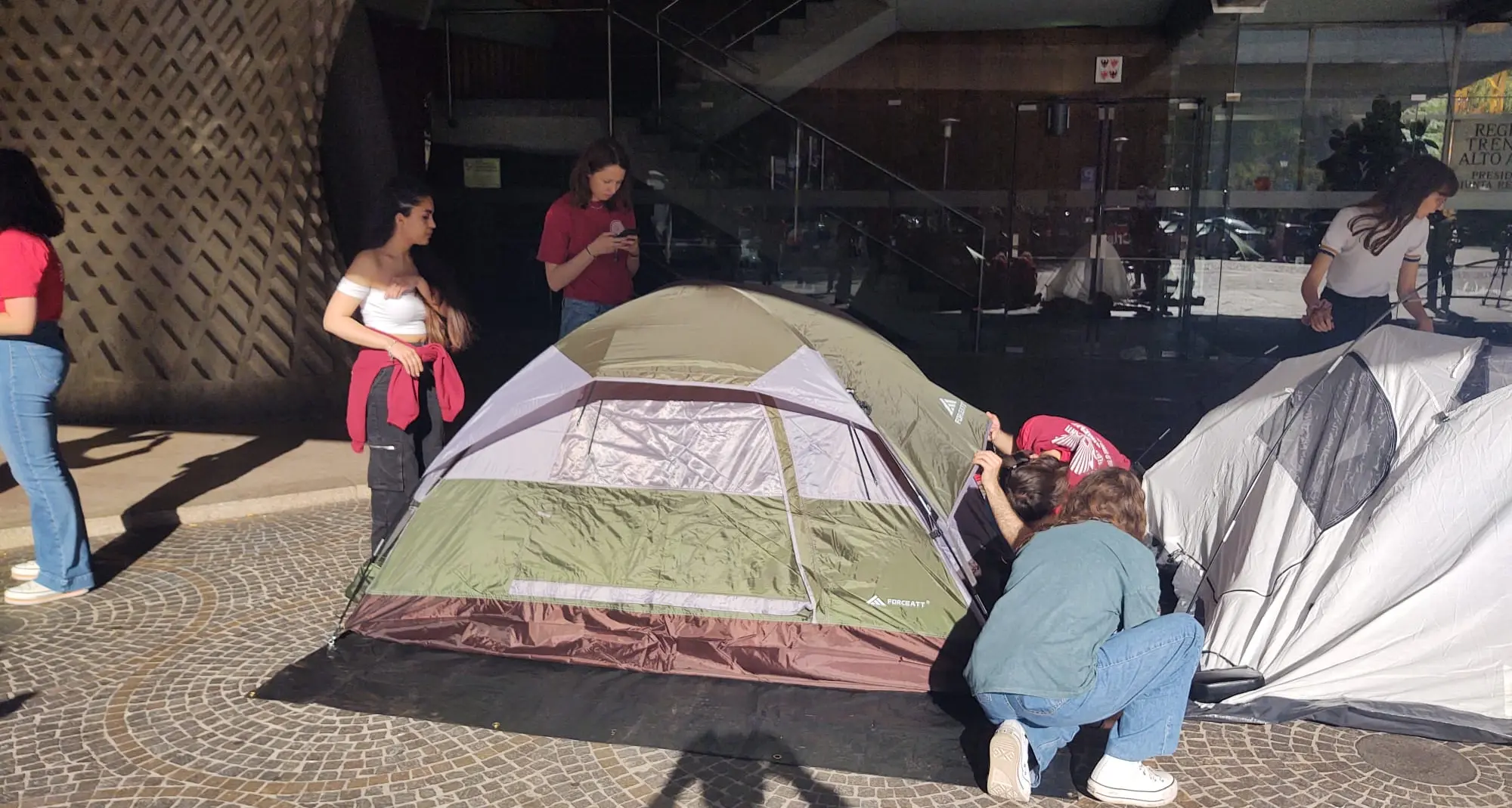 Gli studenti protestano davanti alla Regione: «Cercare casa a Trento è sempre più insostenibile»