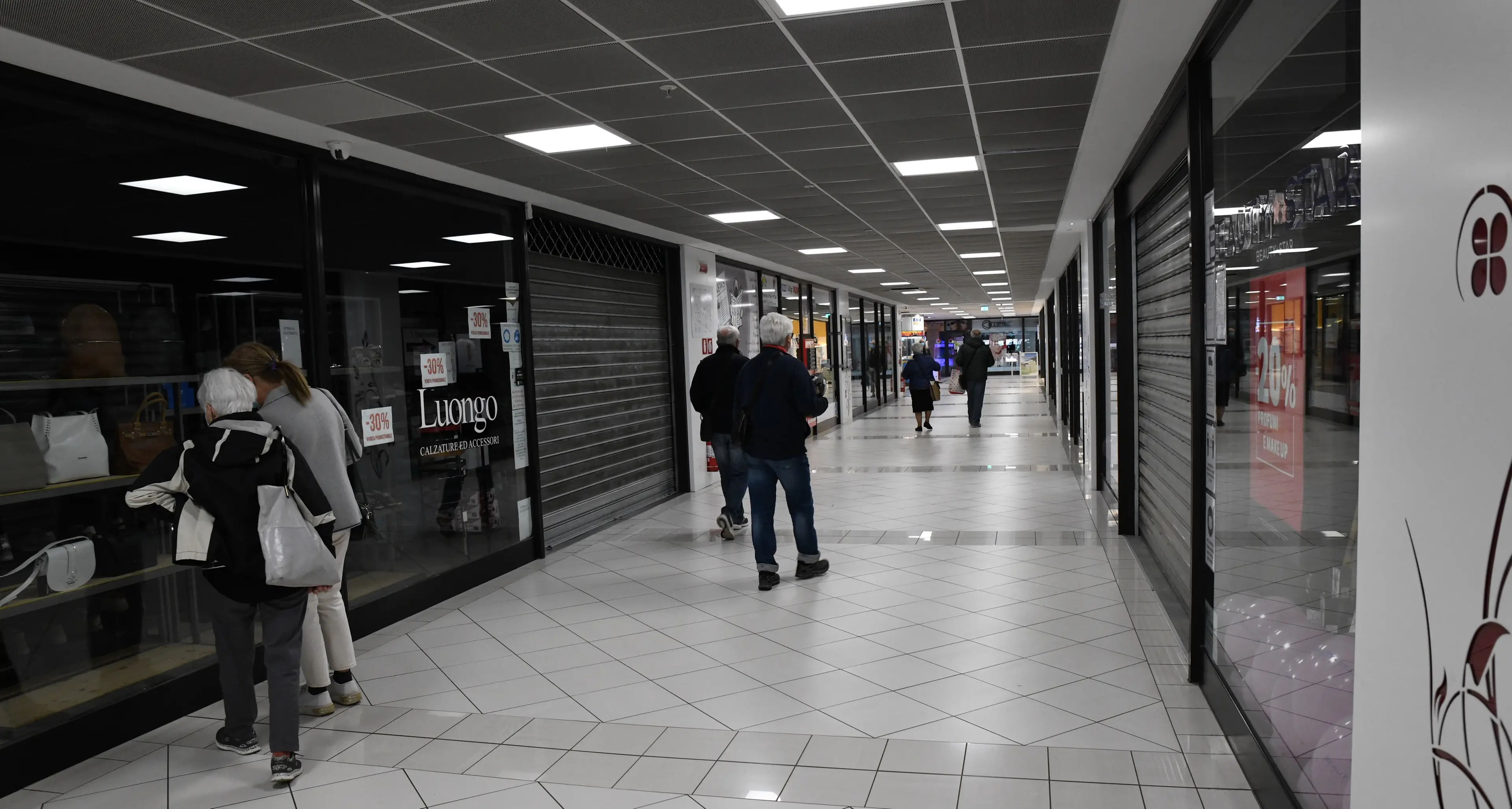 Centri commerciali a Trento, un venerdì con quasi tutti i negozi chiusi