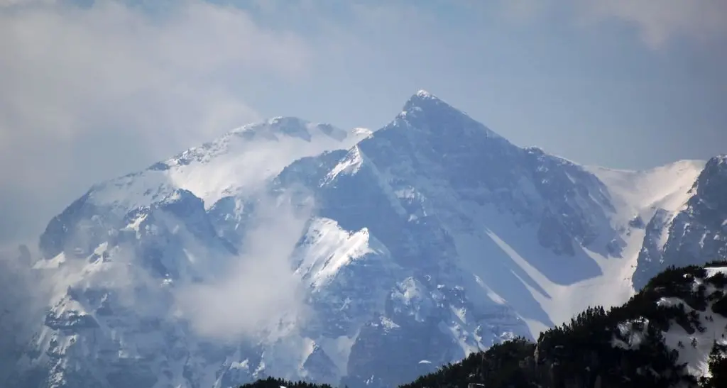 Scivola per 60 metri lungo il pendio innevato: soccorso sulle Piccole Dolomiti