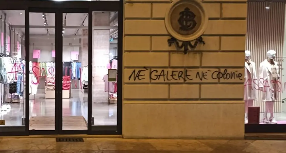 Corteo anarchico, Trento si risveglia imbrattata. Il sindaco: «Dimostrano arroganza e disprezzo»