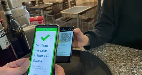 Giro di vite di Fugatti: Super Green Pass anche per il caffè al banco