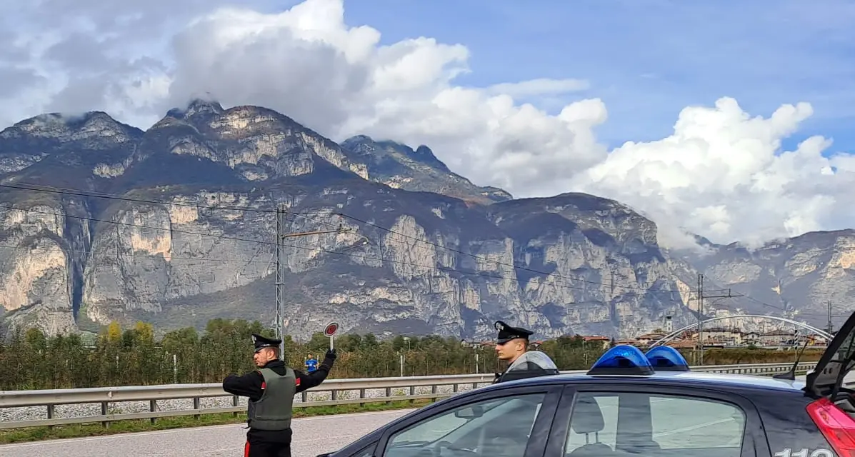 Mezzocorona, venticinquenne trovato con la cocaina: tenta la fuga in bici ma viene fermato