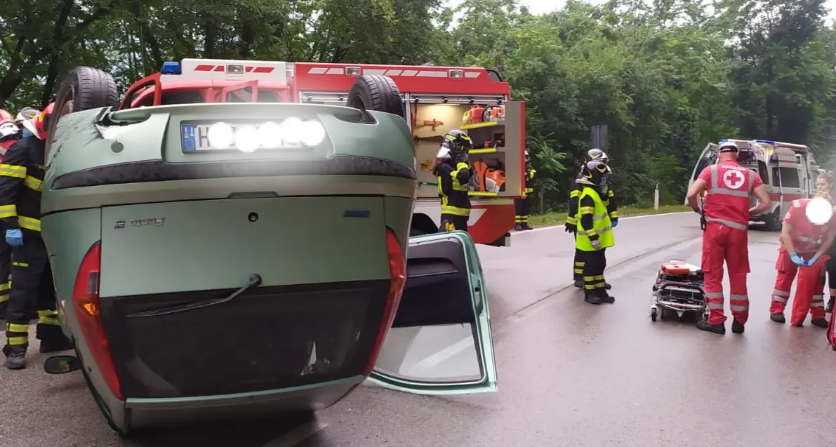 L’auto finisce contro un muro e si ribalta: feriti i tre giovani a bordo. L’incidente fra Dro e Pietramurata
