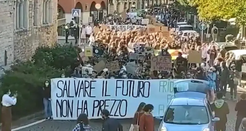 “Friday for Future”, centinaia di giovani in corteo a Trento
