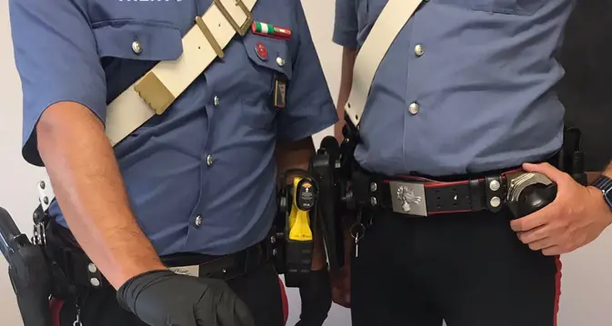 I carabinieri di Cles chiamati per una lite di coppia ma in casa trovano mezzo etto di droga: denunciati i due fidanzati