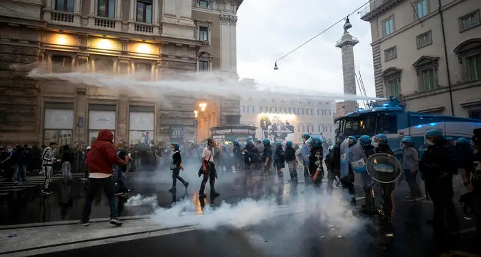 Tredici arresti per gli scontri di Roma e Milano, anche i vertici di Forza Nuova