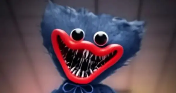 Huggy Wuggy, pupazzo horror «pericoloso per i bimbi»: allerta della Postale