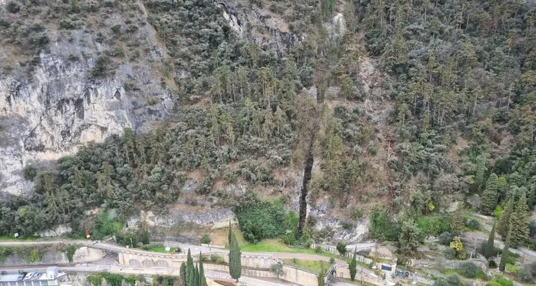 Gardesana: massi crollano su un’automobile, guidatrice salva per miracolo