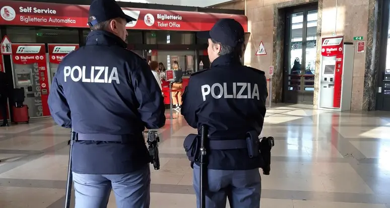 Era ricercato, la Polizia lo rintraccia e lo ferma in stazione a Trento