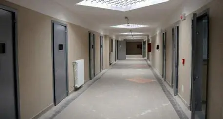 Detenuto aggredisce una poliziotta e tenta di baciarla