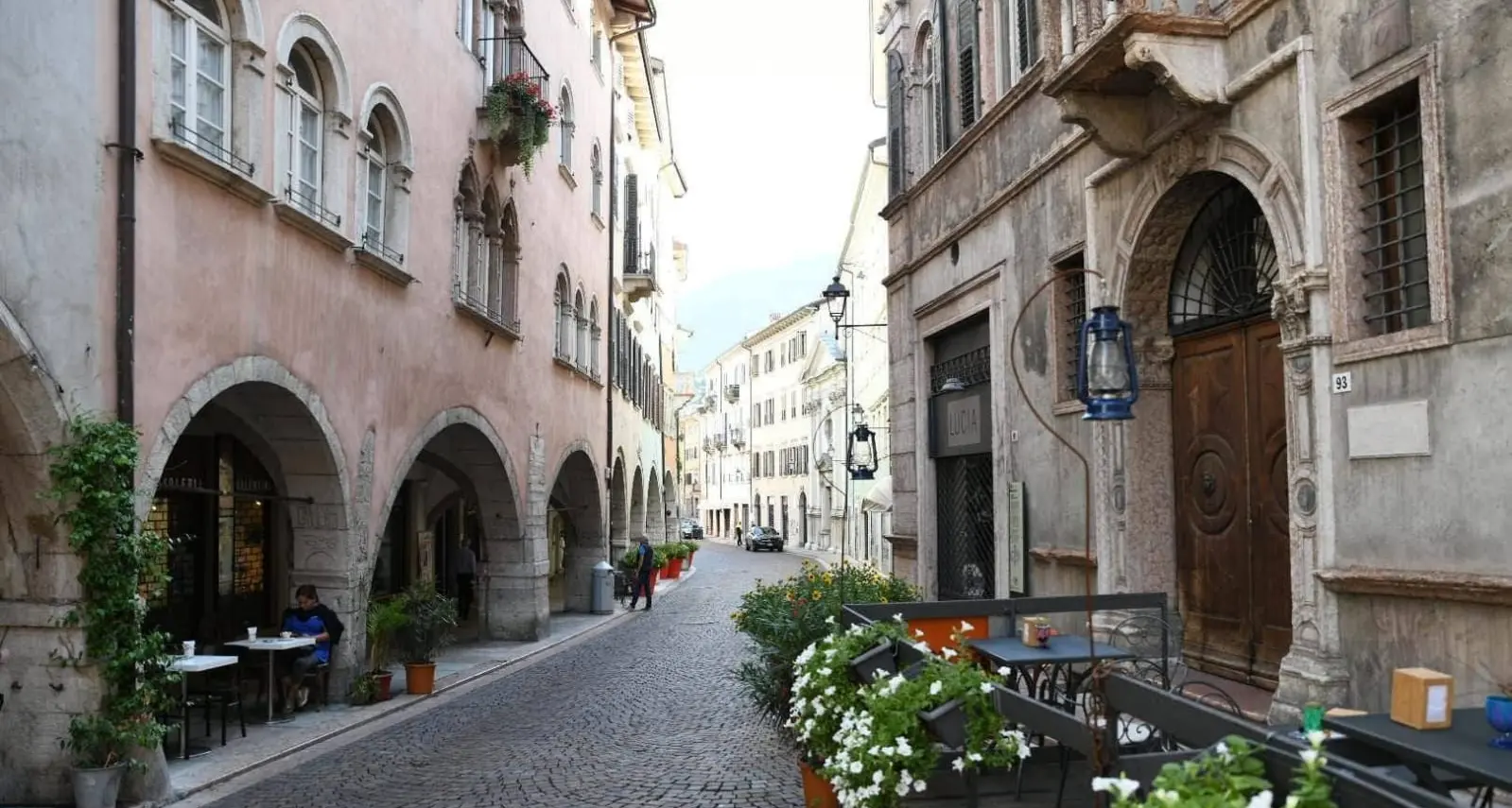 Via Suffragio, per i residenti 15 minuti di carico/scarico anche dopo le 17