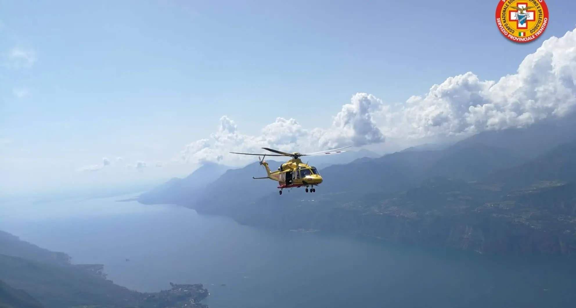 Parapendio precipita sul Baldo, feriti il pilota e il passeggero: a tradirli è stato il maltempo. Portati in elicottero al Santa Chiara