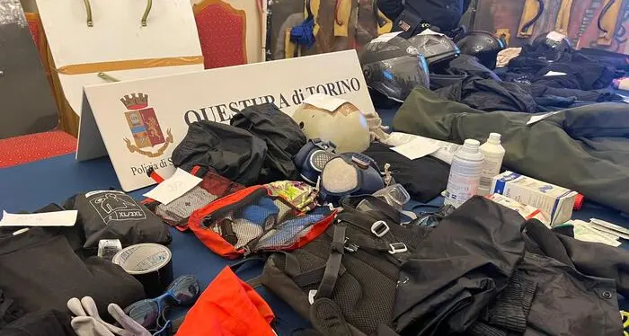 Corteo anarchico: 47 denunce per i disordini a Torino, 28 i fogli di via per manifestanti anche trentini