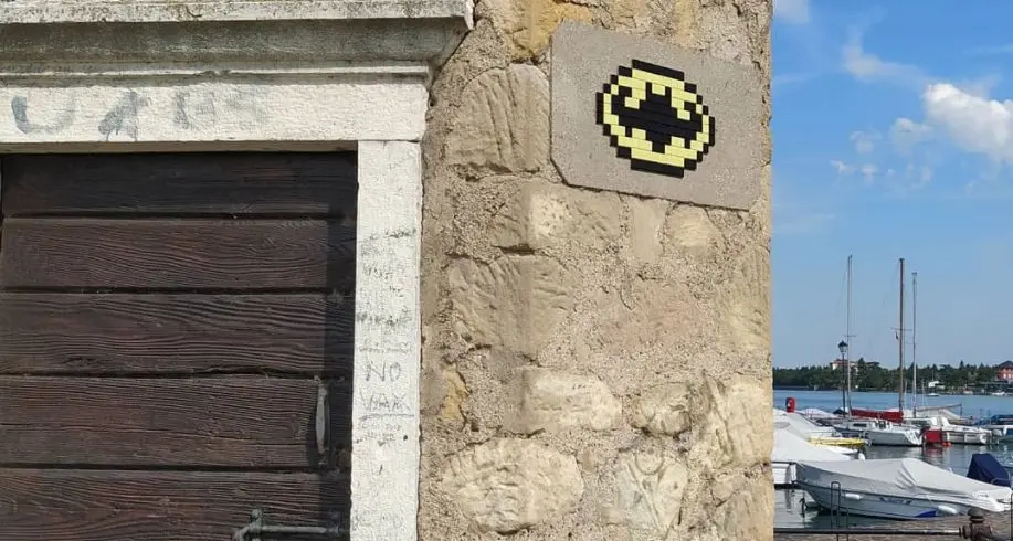 Batman, il mosaico rubato sul lago di Garda