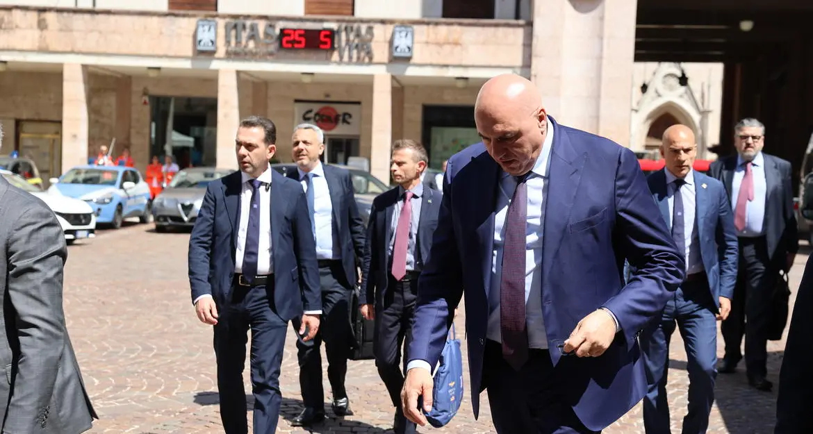 Il ministro Crosetto accolto al Festival dalle bandiere della pace: «Datemene una che la sventolo»