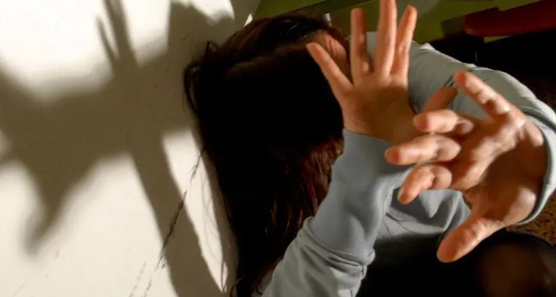Borgo d’Anaunia: lei vuole lasciarlo, lui cerca di strangolarla con una corda. Aveva anche un coltello, acido e benzina
