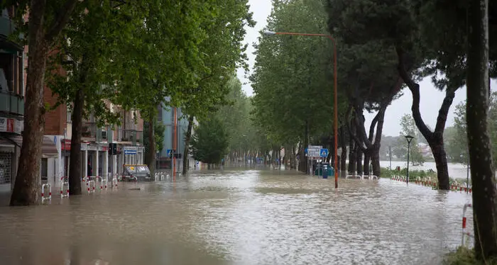 Marche e Romagna sott'acqua, la gente fugge sui tetti. In aiuto la Protezione civile trentina