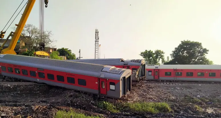 India: scontro tra due treni, almeno 13 morti e 50 feriti