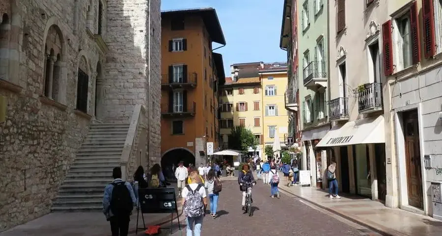 Trento, via Garibaldi sarà liberata dalle auto. Il Comune: intasavano il centro