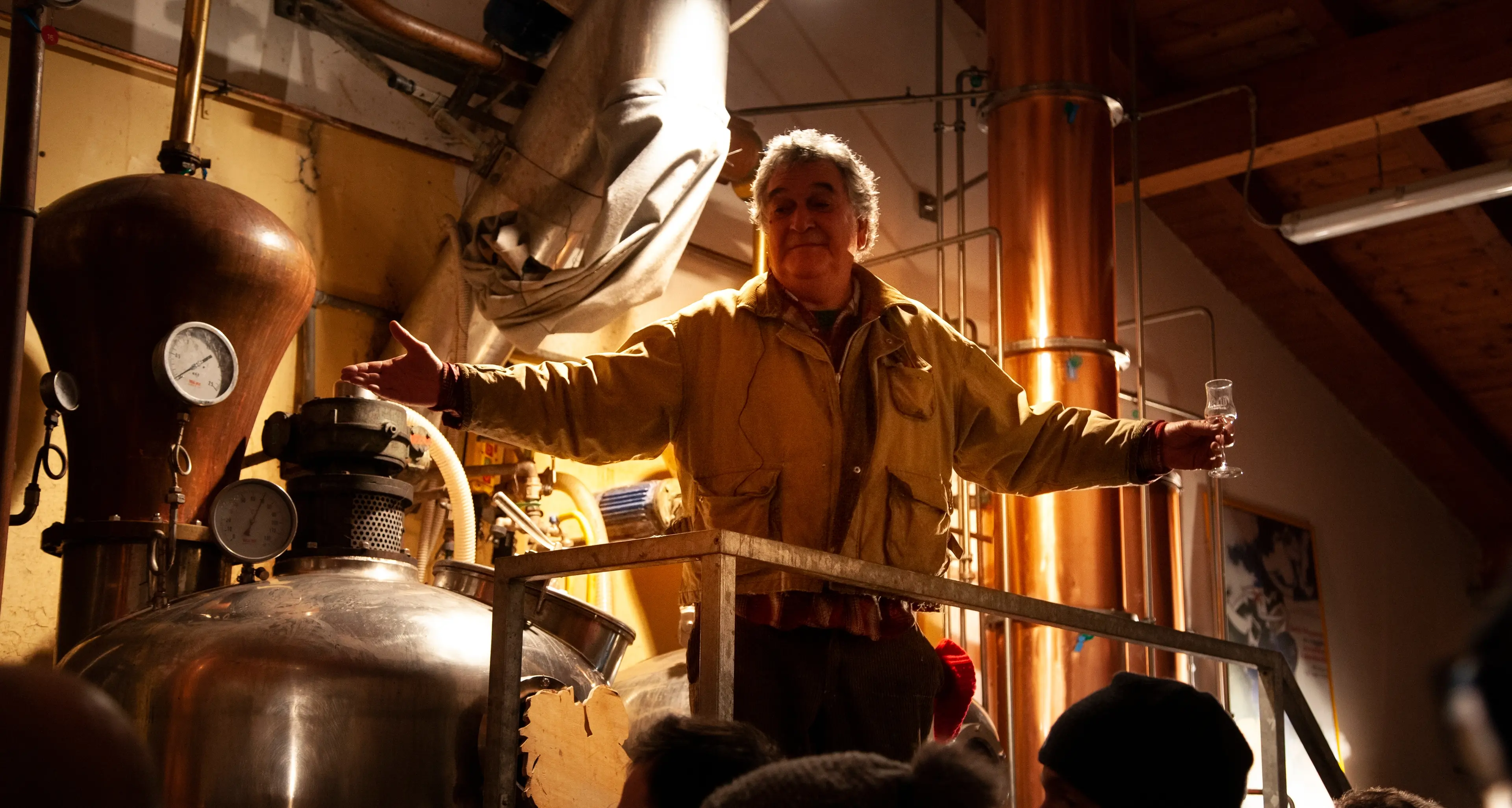 Quando distillare la grappa diventa uno show (con assalto di turisti)