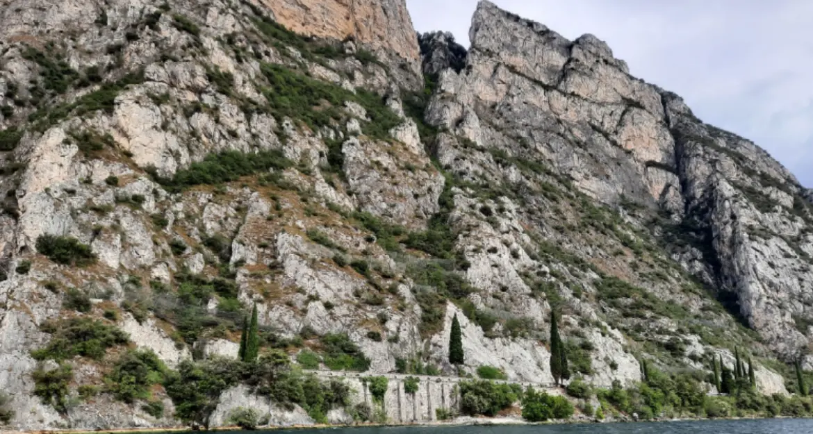 Maxi-barriera paramassi sulla sponda del lago di Garda: appalto da 4 miliardi per difendere pareti di roccia del Garda