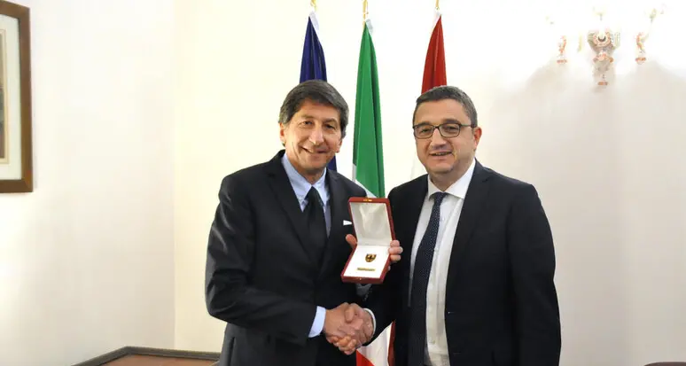 Aquila di San Venceslao sui biglietti da visita di Fugatti, in Consiglio scoppia la polemica