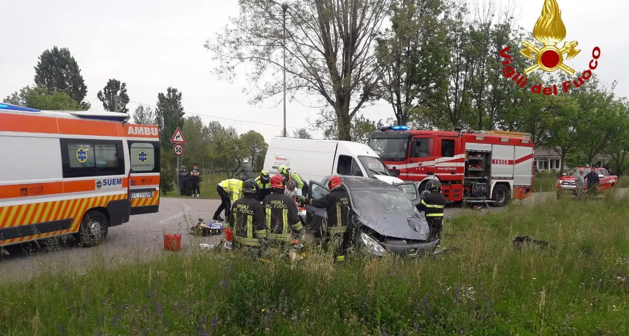 Auto con a bordo tre anziani contro il furgone: un morto