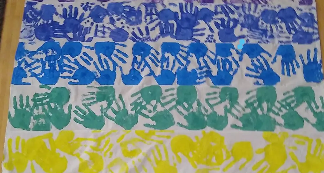 “La luna di Kiev” decorata dagli alunni diventa un grande striscione appeso sulle scuole trentine