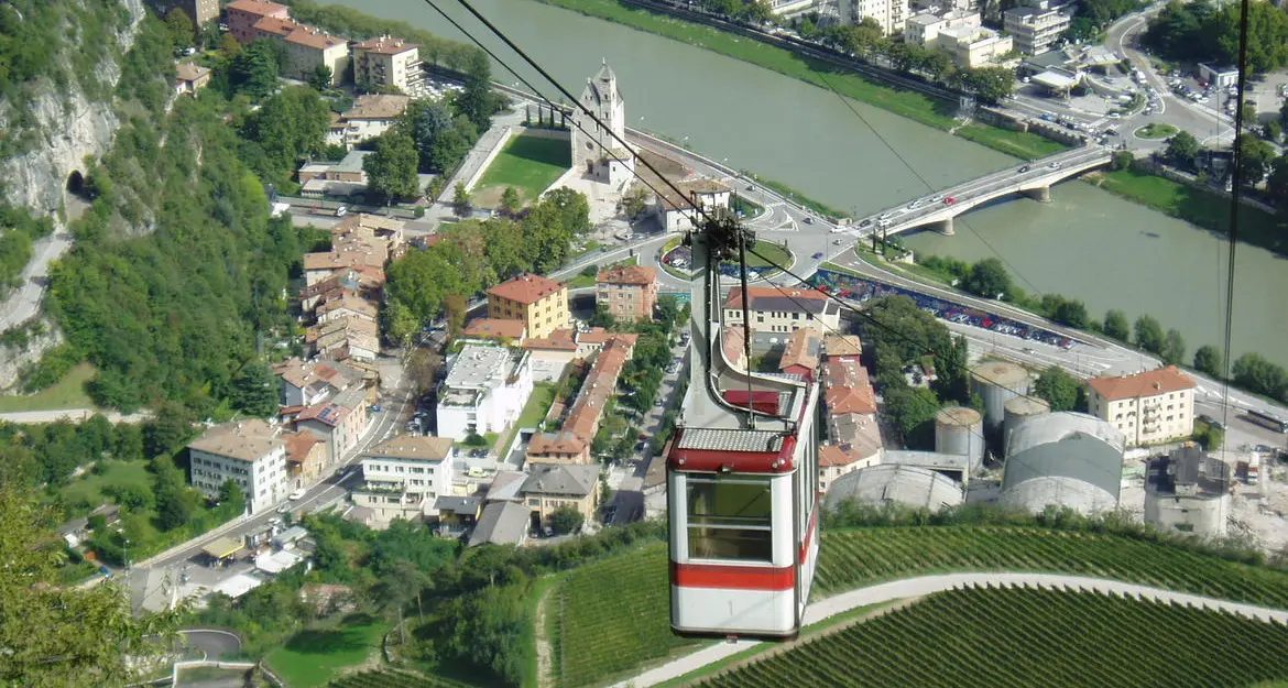 Serata a Sardagna per sfuggire all’afa: il mercoledì funivia fino alle 23.30