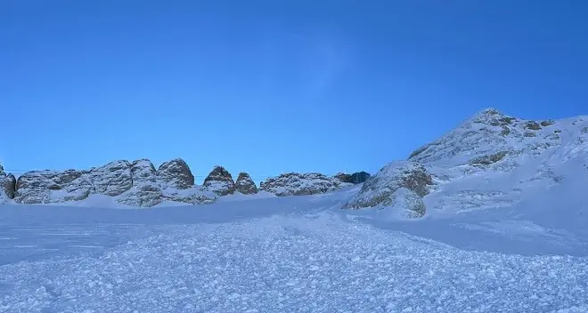 Valanga in Marmolada travolge uno scialpinista: estratto dalla neve dai compagni