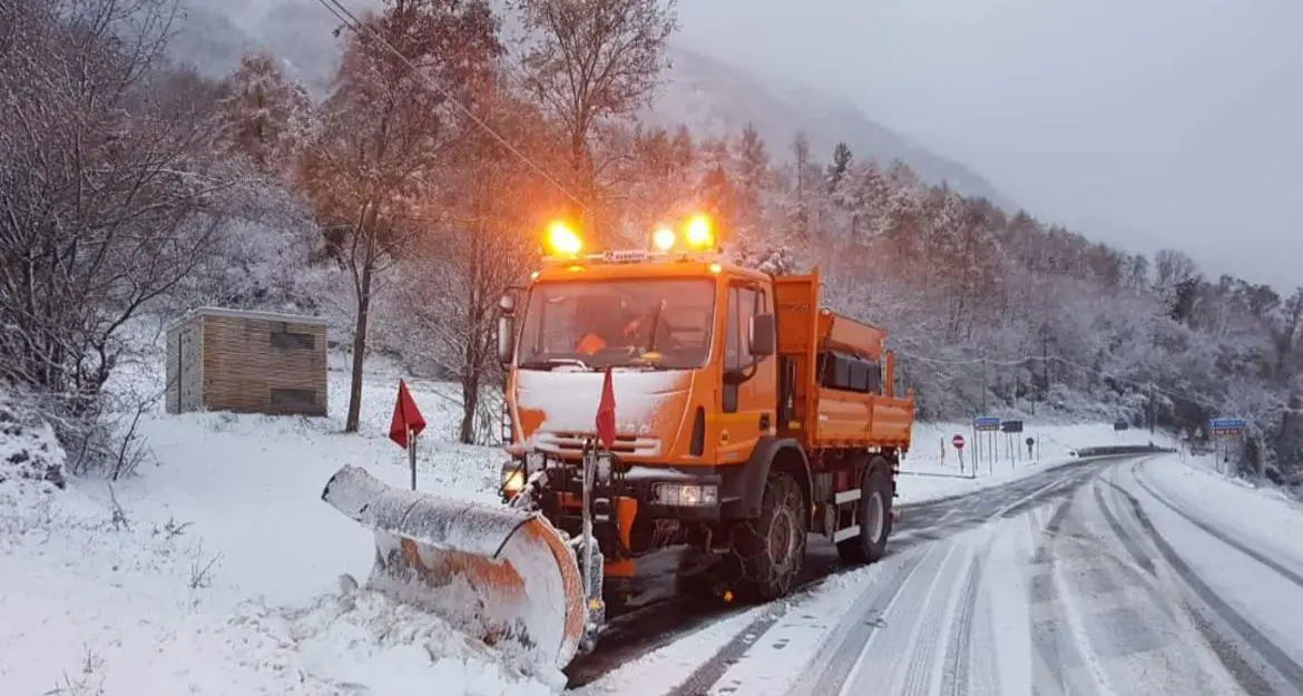 Tutto il Trentino sotto la nevicata: ecco la situazione di strade e viabilità, stop ai mezzi pesanti in Valsugana