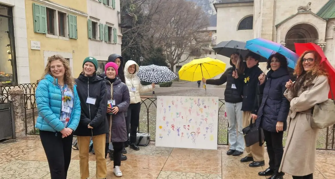 Otto marzo tutto l’anno: anche oggi a Trento gli studenti stimolano i passanti con arte, musica e storia
