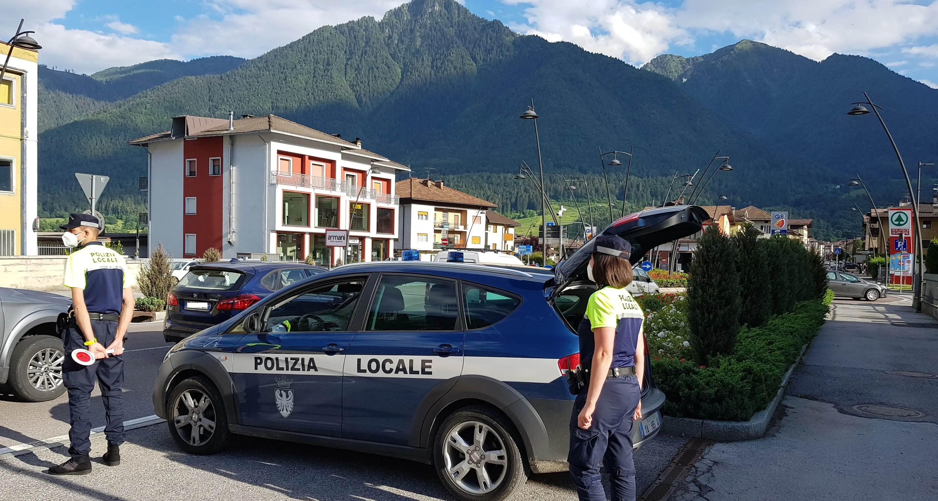 Tione, camionista ubriaco sbanda e provoca un incidente: denunciato