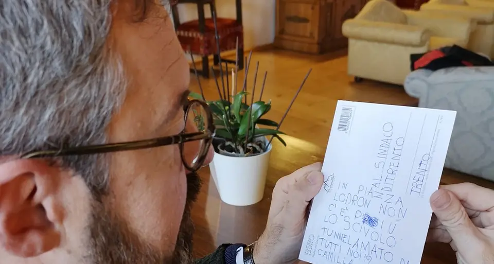 Camilla, 6 anni, e la lettera al sindaco di Trento: «Non c’è più lo scivolo tunnel». Ianeselli le risponde su Facebook