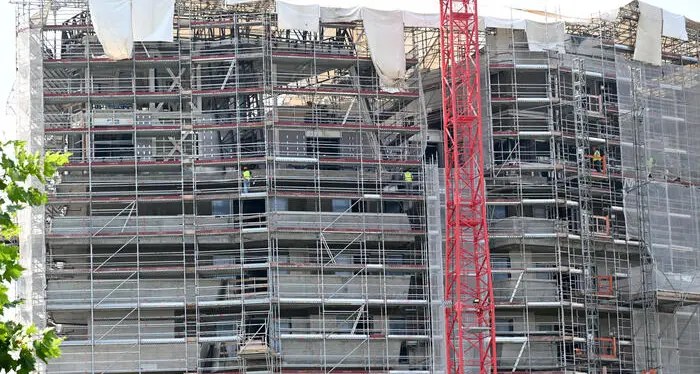 «Senza paga: operai minacciano di buttarsi dal ponteggio a Predazzo»