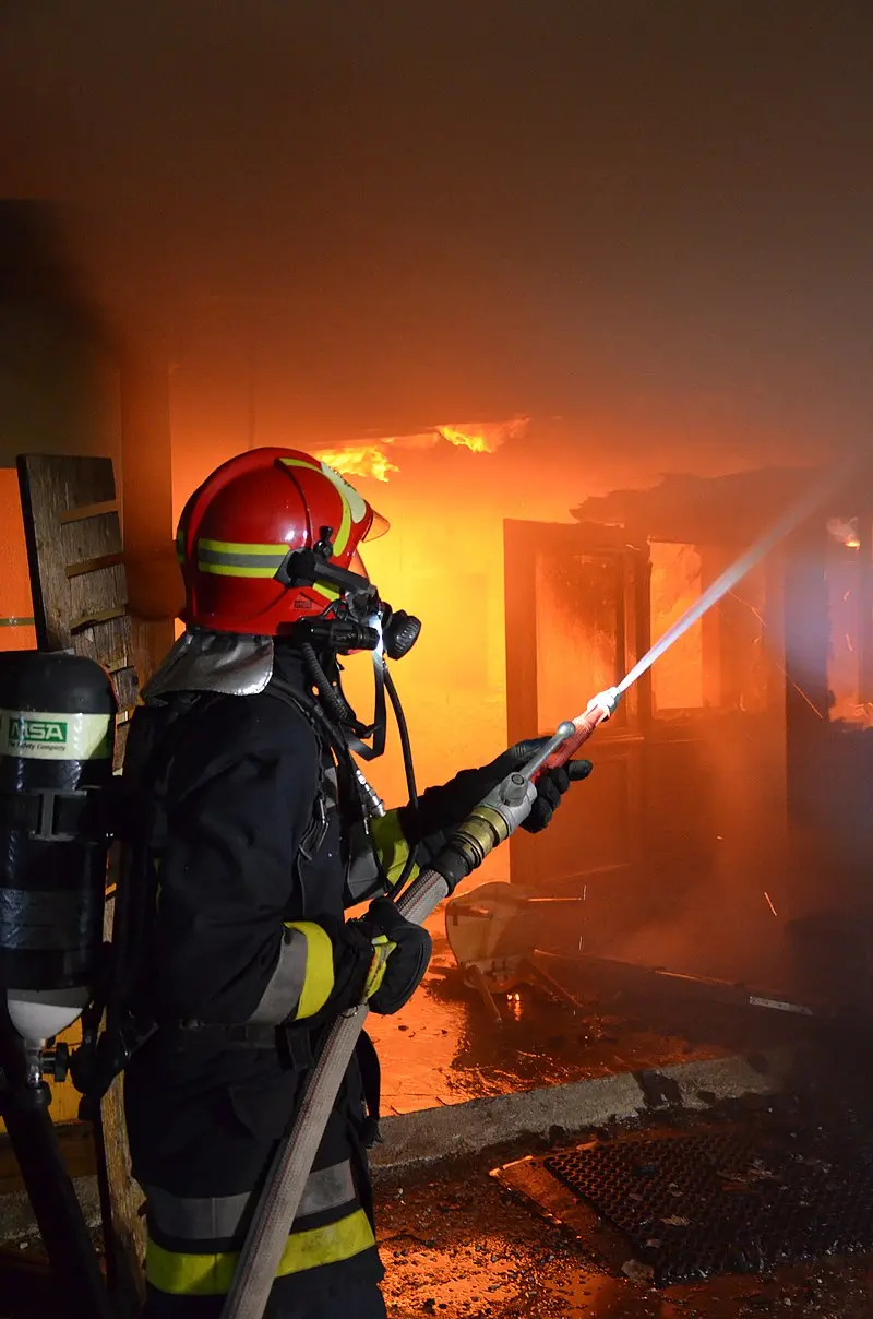Castello di Fiemme, allarme incendio in una falegnameria