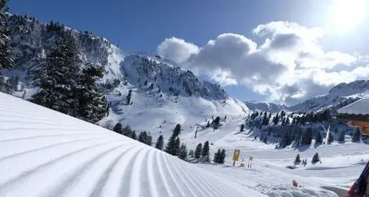 Cade in pista a Pampeago, gravissimo uno sciatore di 58 anni