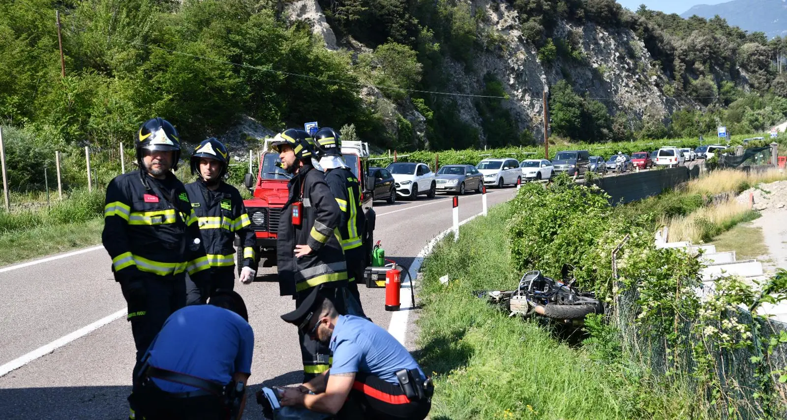 Dro, motociclista finisce nel fossato: è grave