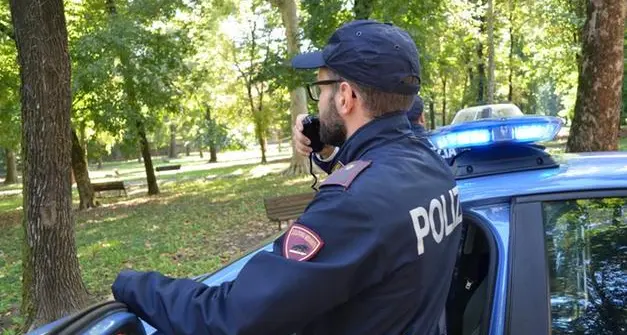 Minaccia poliziotti con due coltelli da cucina, arrestato