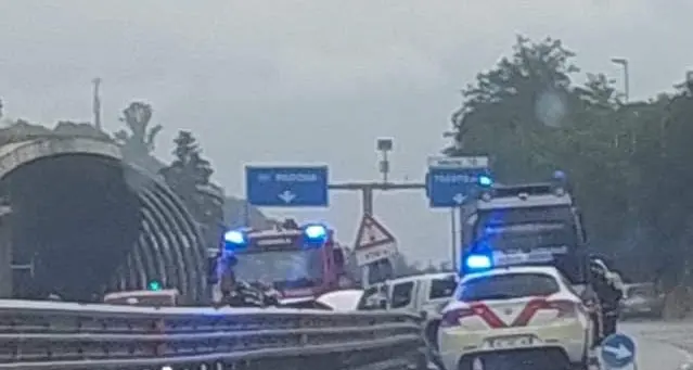 Auto si schianta contro lo spartitraffico: soccorsi sulla Valsugana