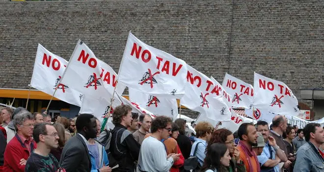 C'è il corteo No Tav: si accende la polemica
