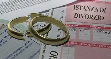 Tradito dalla moglie chiede 50 mila euro
