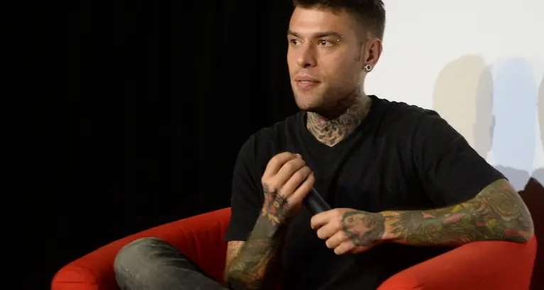 In mille per Fedez «La vita? Tutelatevi da chi vi vuol fregare»