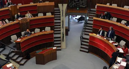 «Chiudiamoli in aula a votare i tagli»