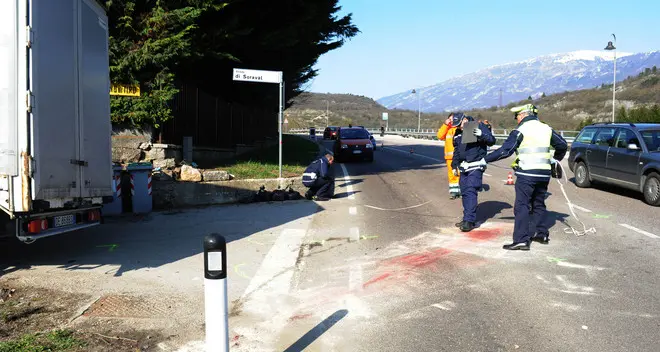 Scontro scooter-furgone, morto il giovane di Sopramonte
